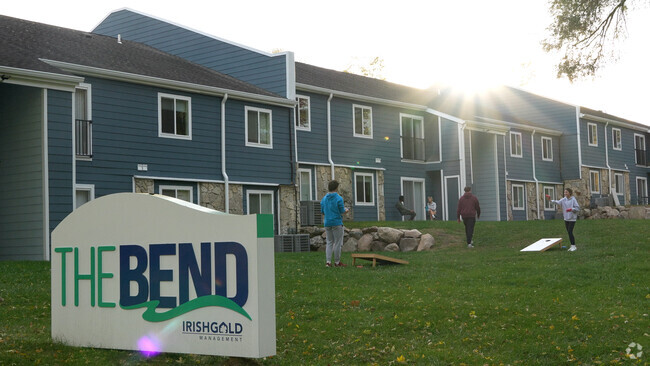 Outdoor Games - The Bend Apartments - Student Housing