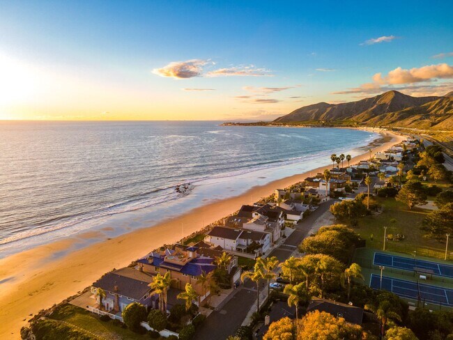 Building Photo - GORGEOUS CUSTOM BEACH HOME - Solimar Beach...