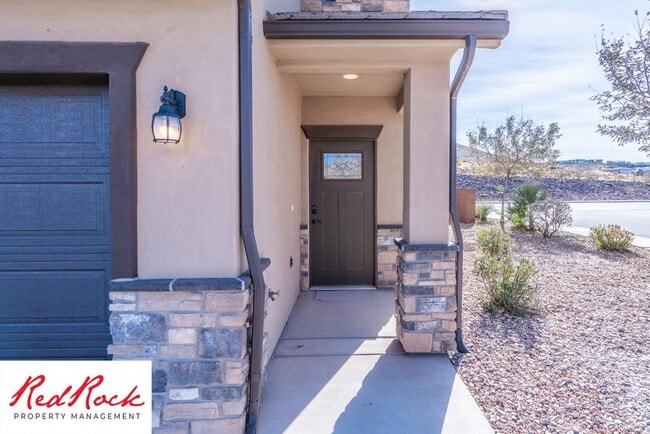 Building Photo - 4 Bed/2.5 Bath Townhome in Desert Bluff!