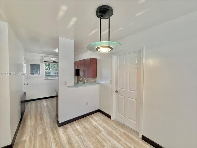 Building Photo - 1001 NW 23rd Ct