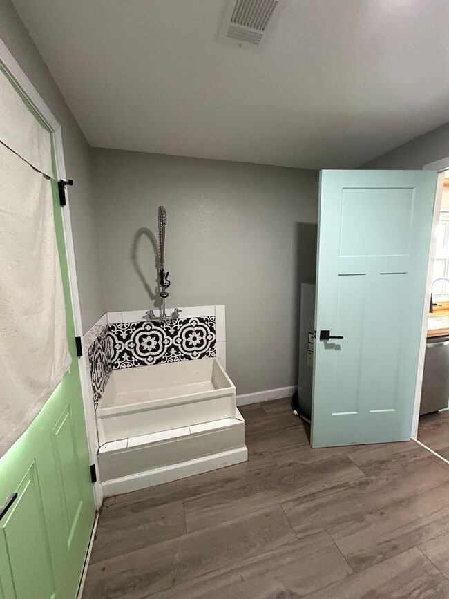 Building Photo - 112/114 W Tenth St. Vidalia