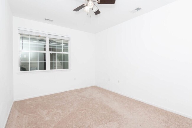 Building Photo - Spacious Condo in Spence Crossing