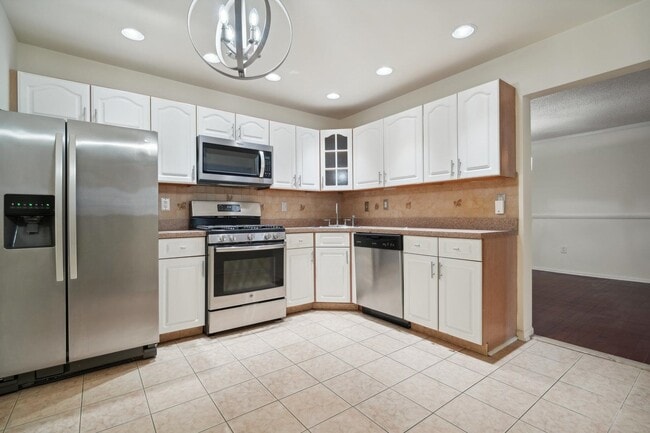 Building Photo - 14 Walnut St