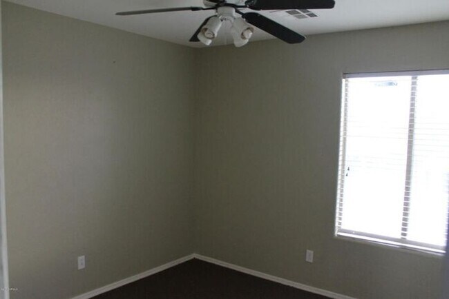 Building Photo - Beautiful 3 Bedroom, 2.5 Bath Home w/Open Floor Plan and Loft! Large Backyard with Fire Pit! Wash...
