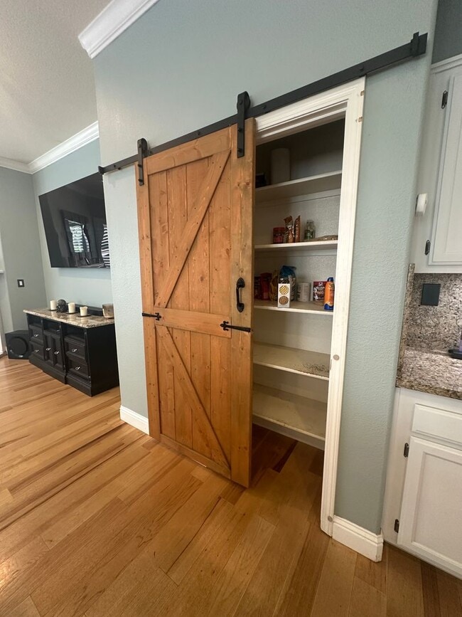 Building Photo - Gorgeous single story with Pool!