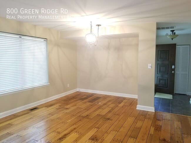Building Photo - 800 Green Ridge Dr