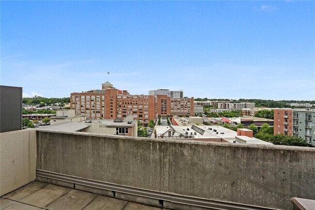 Building Photo - 640 Glen Iris Dr NE