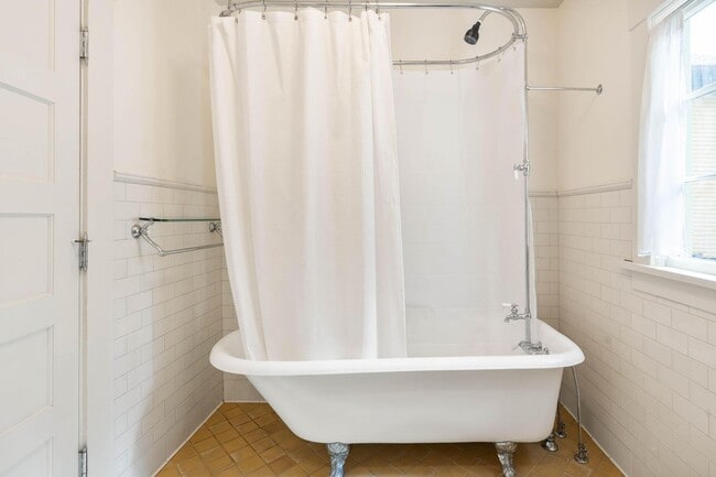 Building Photo - $300 off 1st month! Beautiful 2-bdrm/1-bat...