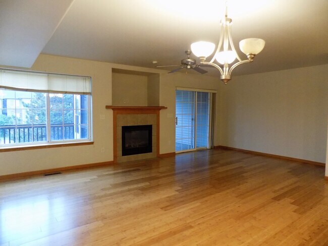 Building Photo - Large Iowa City Townhouse