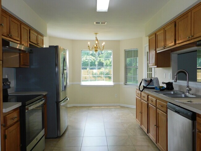 Building Photo - "Spacious 4-Bedroom Gem on Hughart Street with 2.5 Bathrooms and 2108 Sq. Ft. of Comfort!"