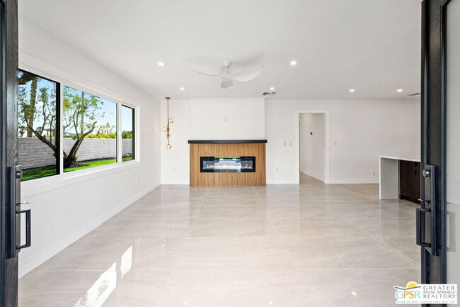 Building Photo - 2435 Wayne Rd