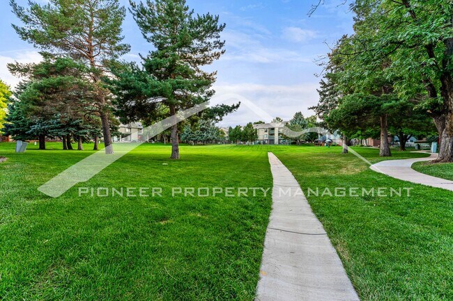 Building Photo - Charming condo with Central AC and Washer ...