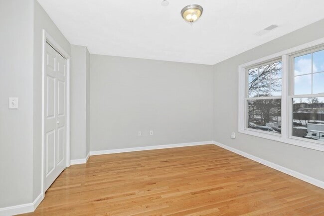 Building Photo - 260 Main St