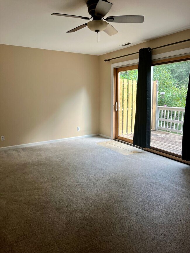 Building Photo - Charming 3-Bedroom Townhouse for Rent