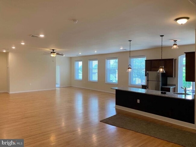 Building Photo - 100 W Merchant St