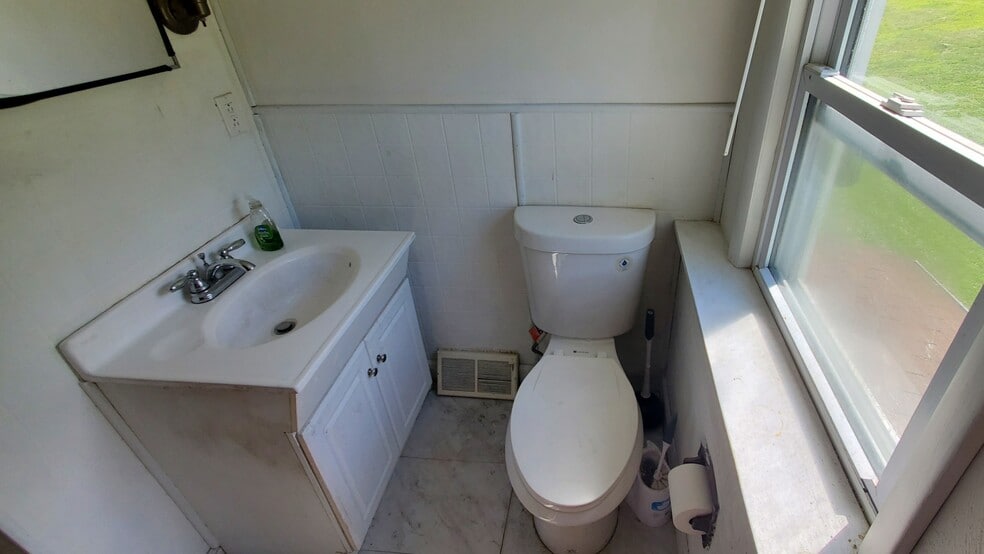 Unit B bathroom - 6201 Garvers Ferry Rd