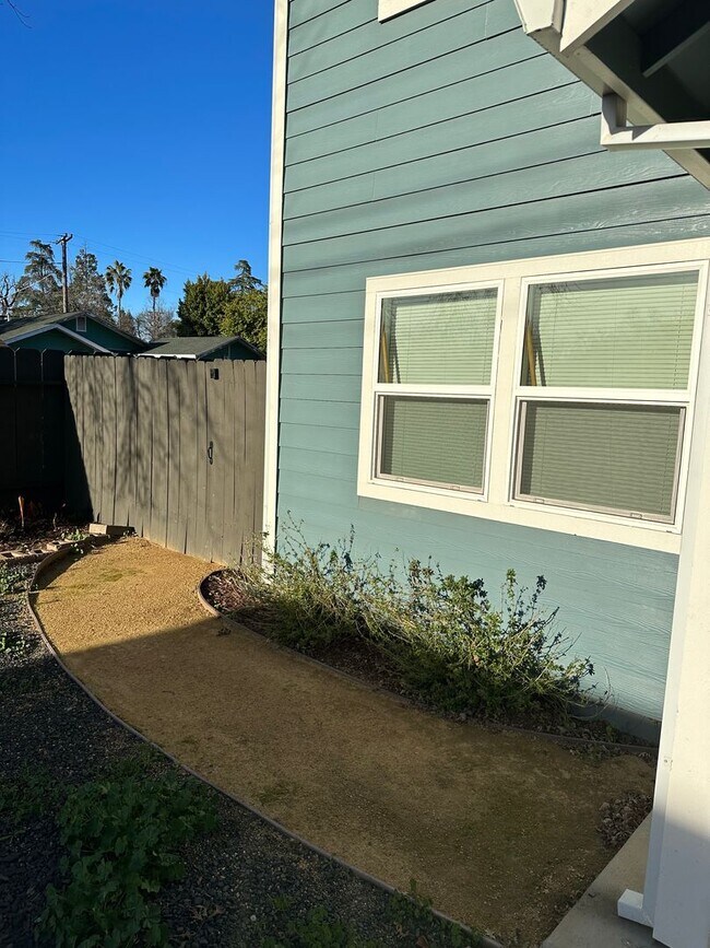Building Photo - Spacious newer build! Close to downtown amenities and Enloe hospital!