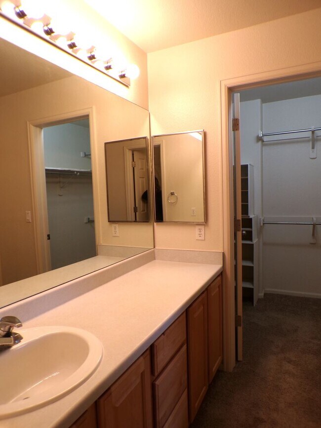 Building Photo - Spacious 2-Bed, 2.5-Bath Condo in Cherry C...