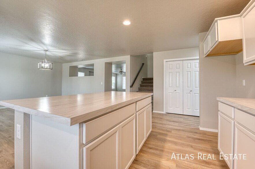 Building Photo - 20363 Stockbridge Way