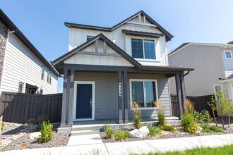 Building Photo - House For Rent