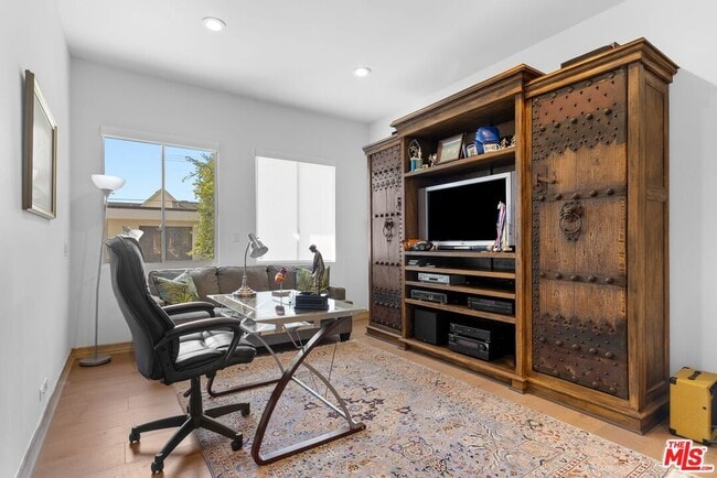 Building Photo - 605 N Hillcrest Rd