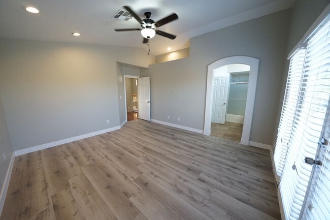 Building Photo - SHOWINGS AVAILABLE NOW