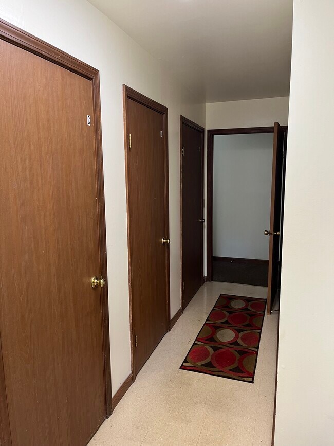 Read entryway to laundry room - 34 Beacon Rd