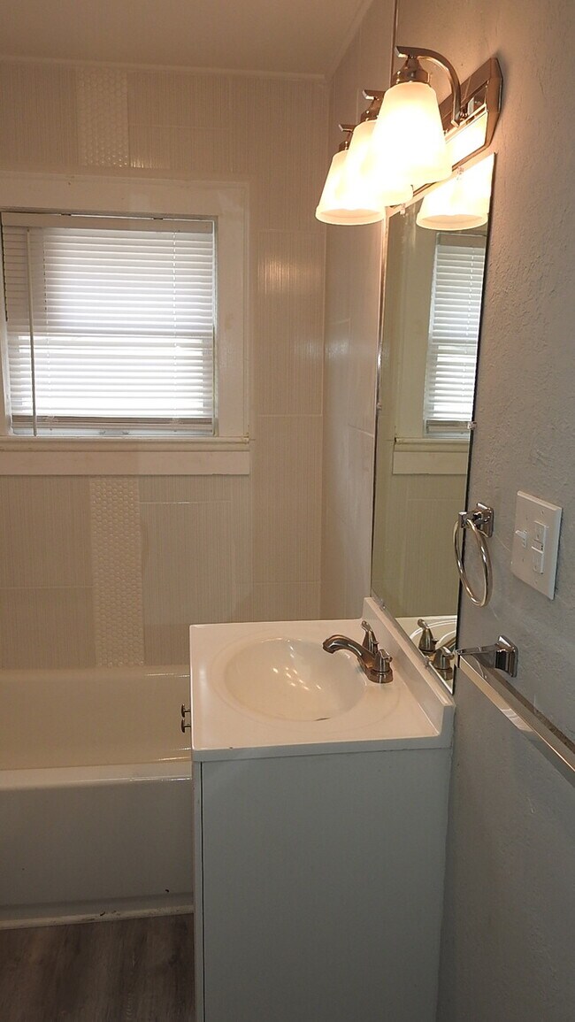 Building Photo - Adorable 2 bedrooms and 1 bath home located on N Main St in Independence