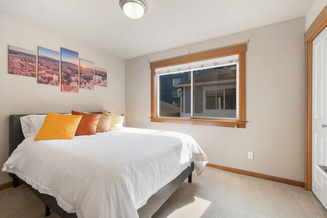 Building Photo - 2025 South Main St