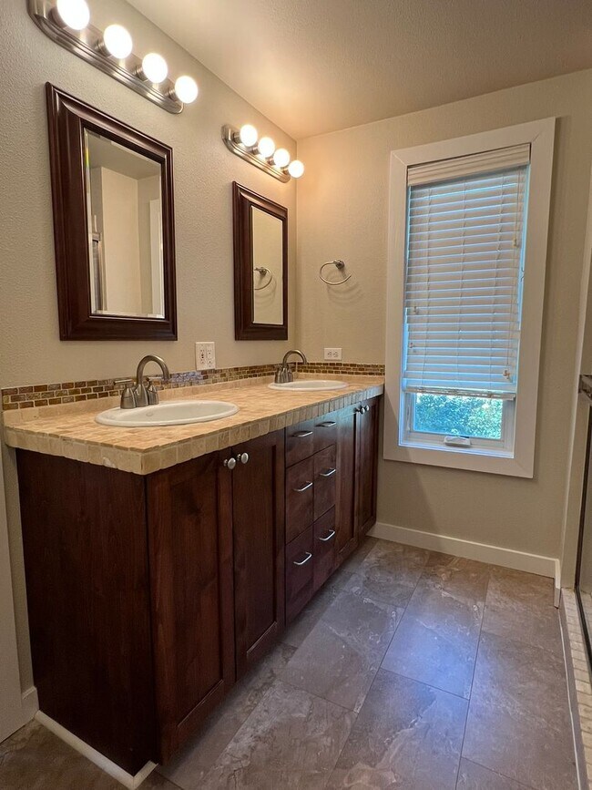 Building Photo - Fantastic 4 bed 3 bath home in the Highlan...
