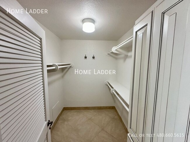 Building Photo - 8084 E Del Laton Dr