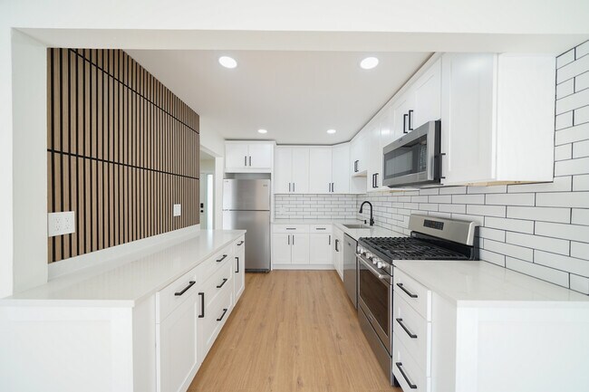 Building Photo - 621 Breakers Point