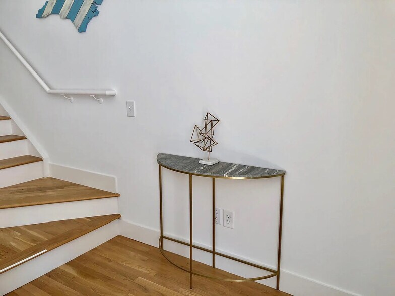 Building Photo - Room in Townhome on New Bern Ave