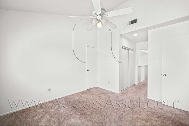 Building Photo - 661 Parkview Dr