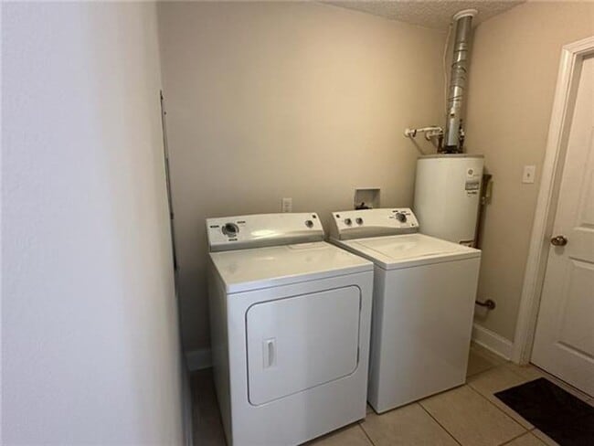 Building Photo - Three Bedroom, Two Bath