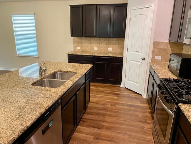 Building Photo - Fantastic Amenities ~ 4/2 Single Story w/ Refrigerator/Washer/Dryer Included ~
