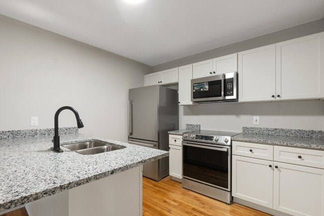 Building Photo - 852 N May St