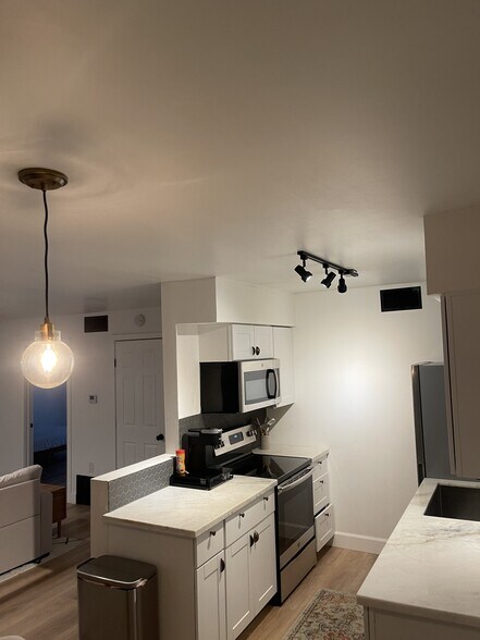 Kitchen - 1325 Bagby Ave