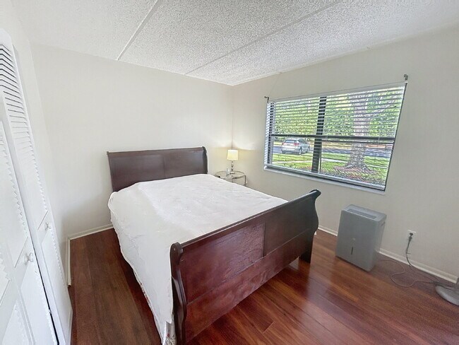 Building Photo - 217 Woodlake Wynde