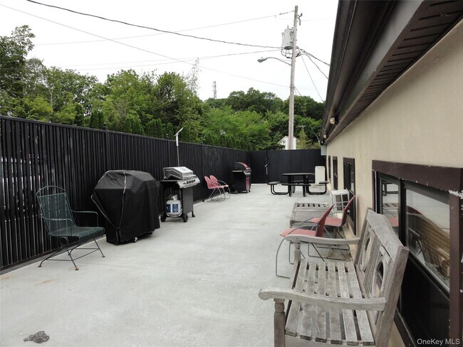 Building Photo - 902 S Lake Blvd