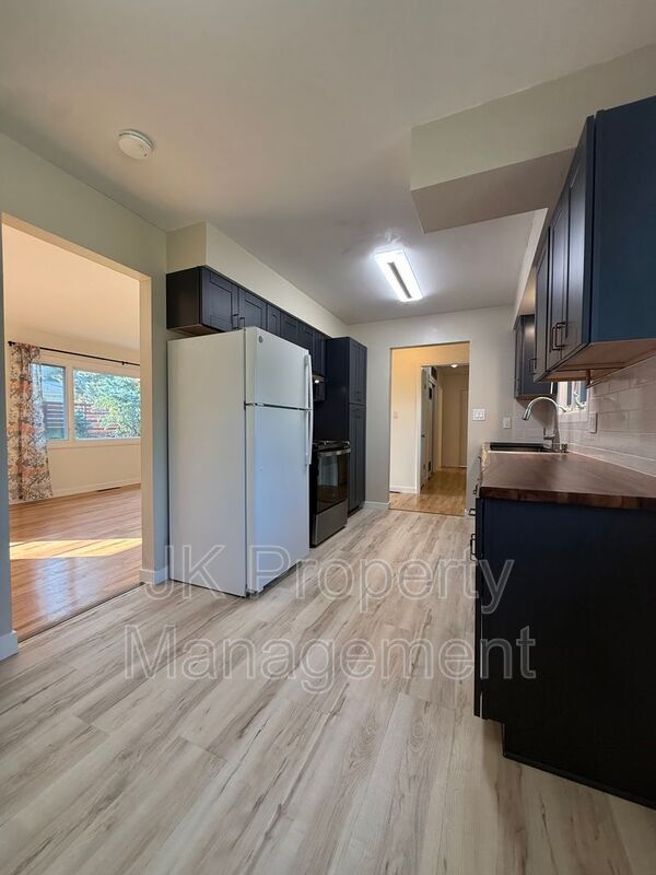 Building Photo - 719 47th St S