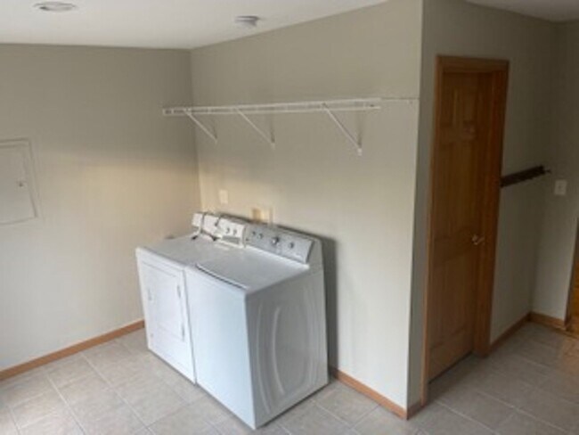 Building Photo - 4 bedroom 2 bath home in Lemont.