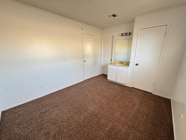 Building Photo - East Palmdale Townhouse