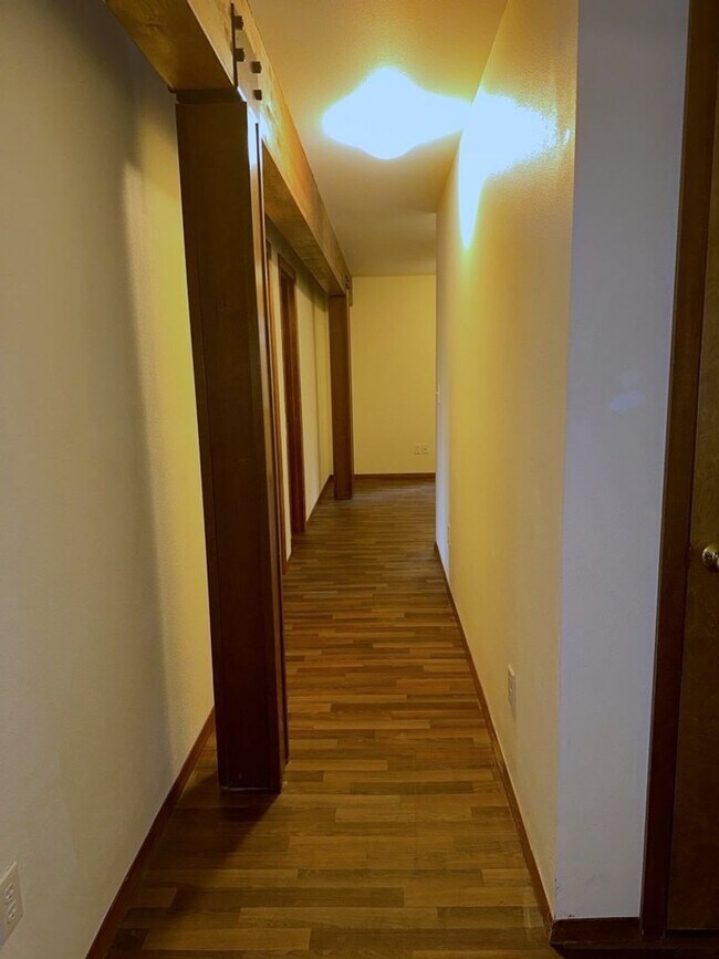 Building Photo - RENT SPECIAL! $1,000 OFF FIRST MONTH'S RENT!