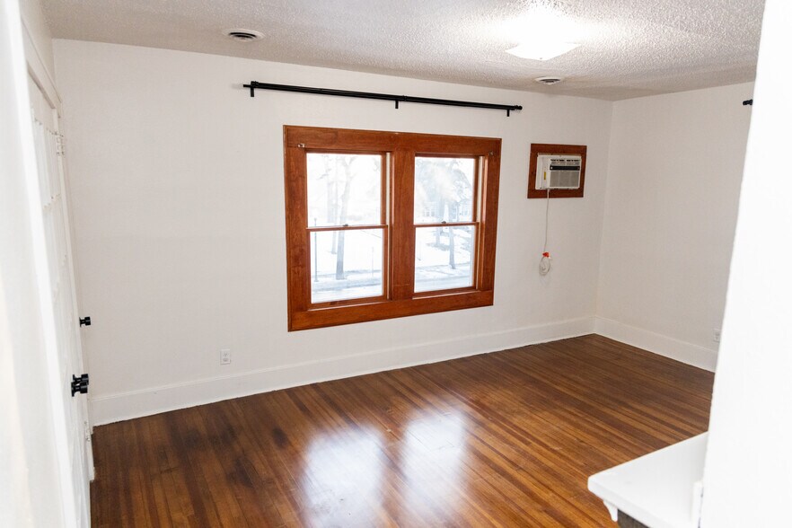 Building Photo - 711 S Phillips Ave