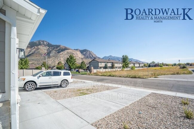 Building Photo - 440 1625 N