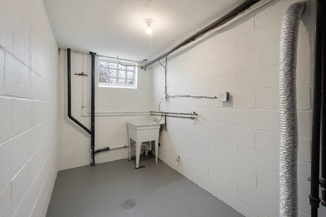 Building Photo - Ready for move in! Check out this RENOVATED 3 bedroom in BROOKLINE! UNBEATABLE LOCATION!