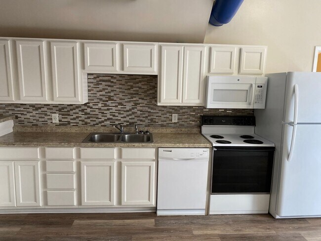 Building Photo - 235-2 Lexington Ave – The Treehouse Apartm...
