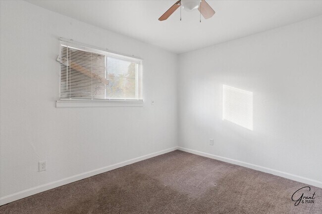 Building Photo - $1300 3 bedroom