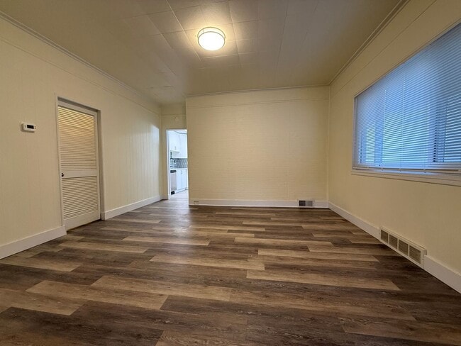 Building Photo - Updated 3BR house with fenced yard!